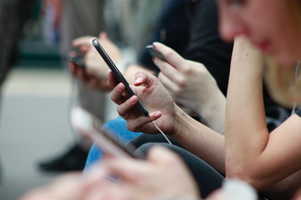 Az okostelefonok átka: az SMS-nyak